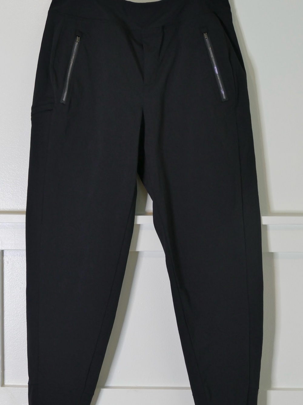 Athleta‎ Black Tapered ankle pants size 8P stretch Travel Career Zip pocket